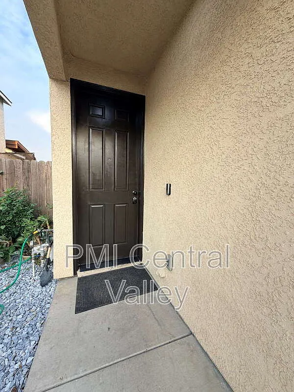 4 bed, 2.5 bath, 1999 sqft, $2,400 — Photo 2