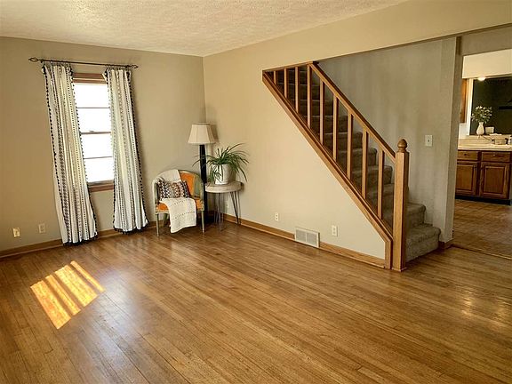 3rd image of 1419 Winthrop Ln