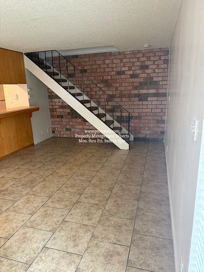 Building Photo - 1331 Pinetree Dr #3