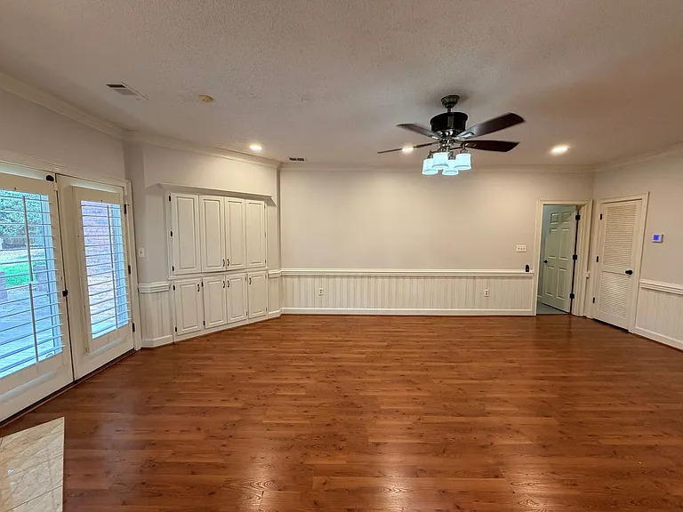 1009 Williamsburg Dr — Photo 17