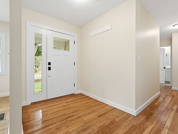 4th image of 31 Colonial Ct