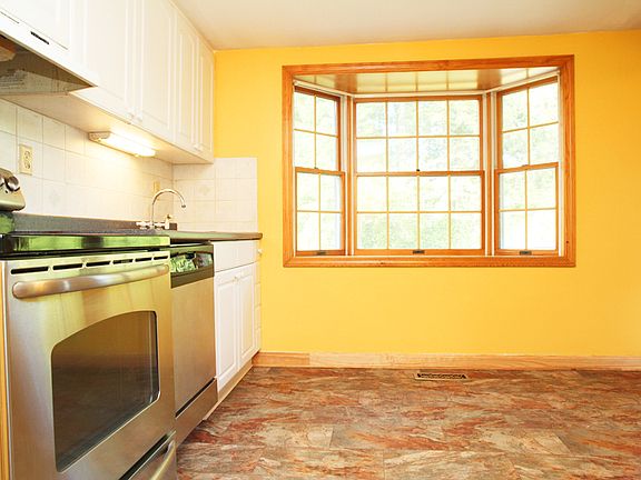 4th image of 14 Lynn Cir