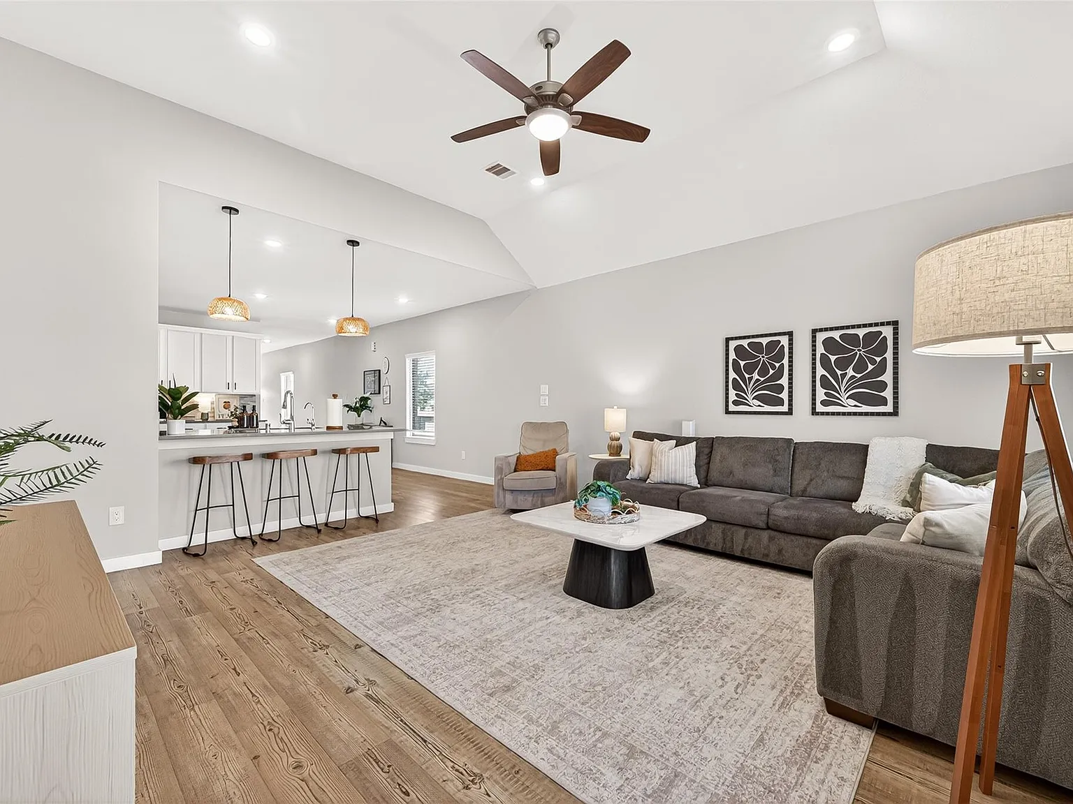 4 bed, 2.5 bath, 2470 sqft, $2,850 — Photo 3