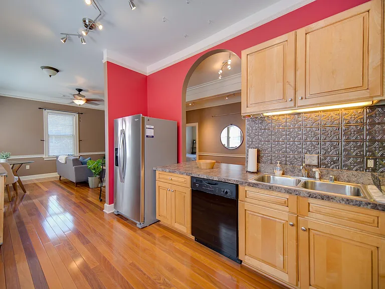 504 E 6th St #202 — Photo 12