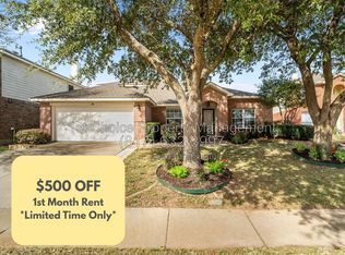 304 E Clover Park Dr, Fort Worth, TX 76140