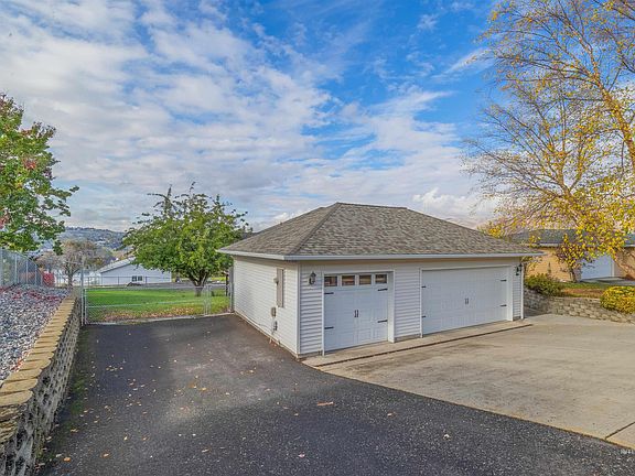 2nd image of 2214 Carol Dr