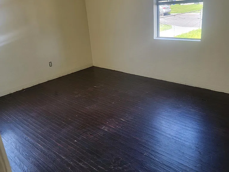 1023 W Temple St — Photo 3