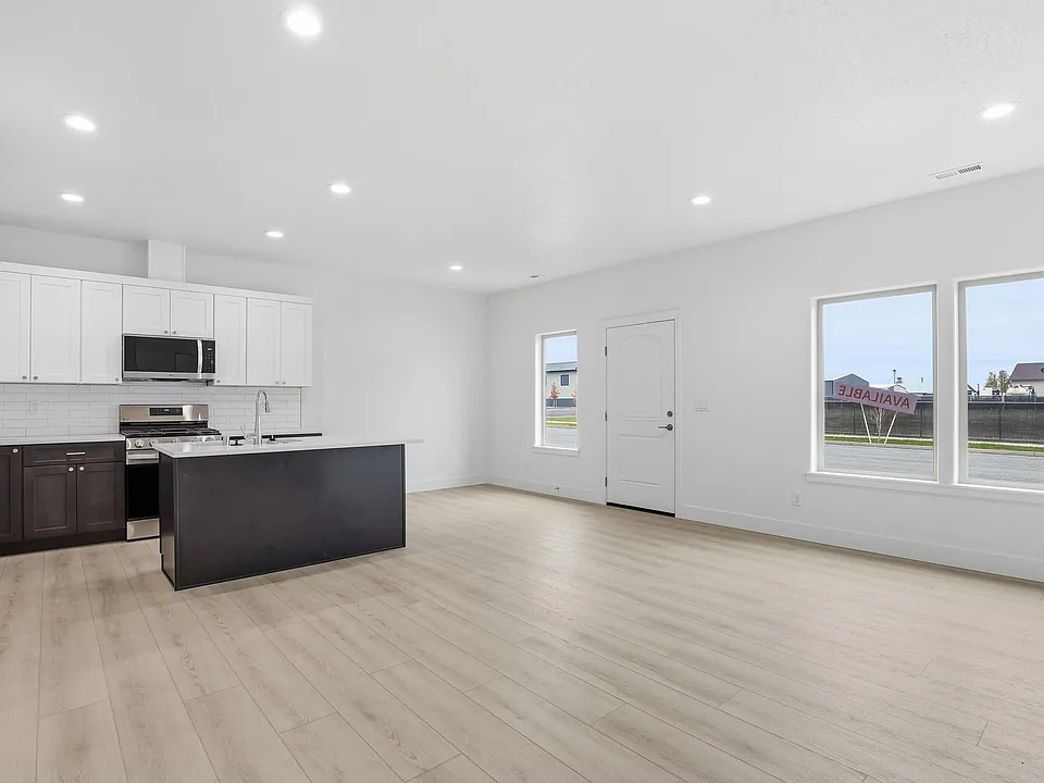 751 N Creative Way