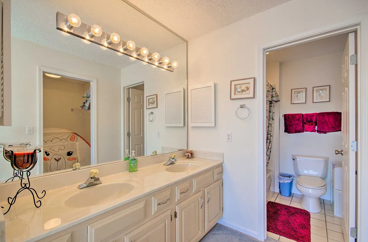 3 bed, 3.5 bath, 2486 sqft, $2,200 — Photo 3