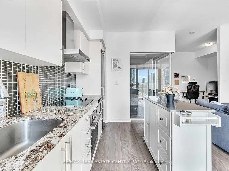 352 Front St W #1413 — Photo 14