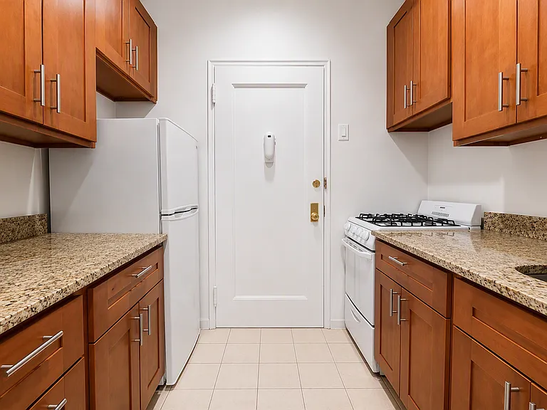 225 E 10th St #3E — Photo 2