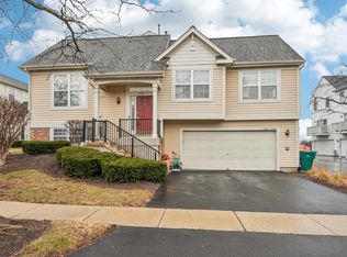 1081 Manchester Cir, Grayslake, IL 60030