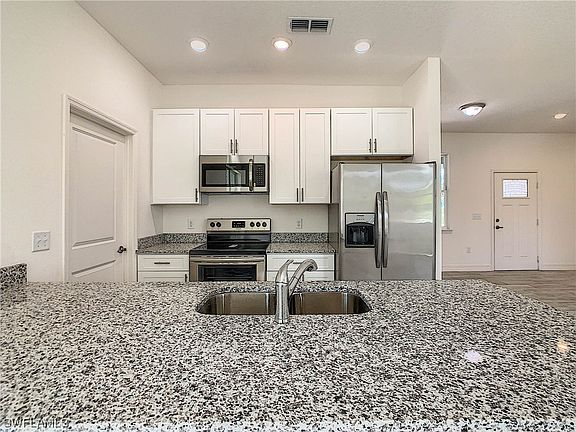 4th image of 1429 Boswell St