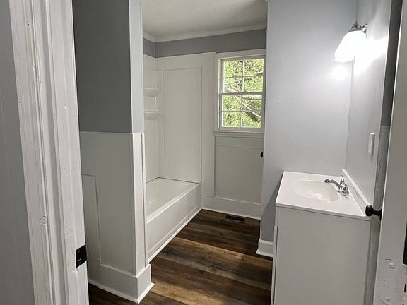 5th image of 209 Chamblin St