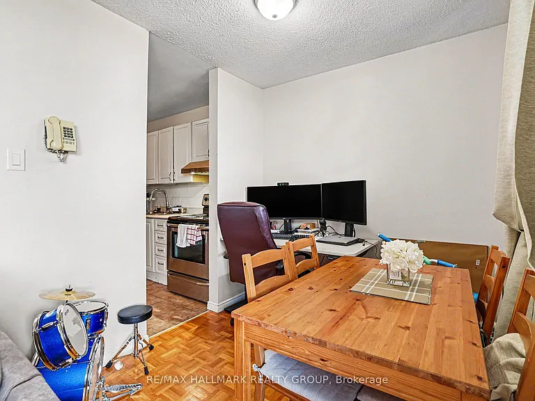 2000 Jasmine Cres #1002 — Photo 7