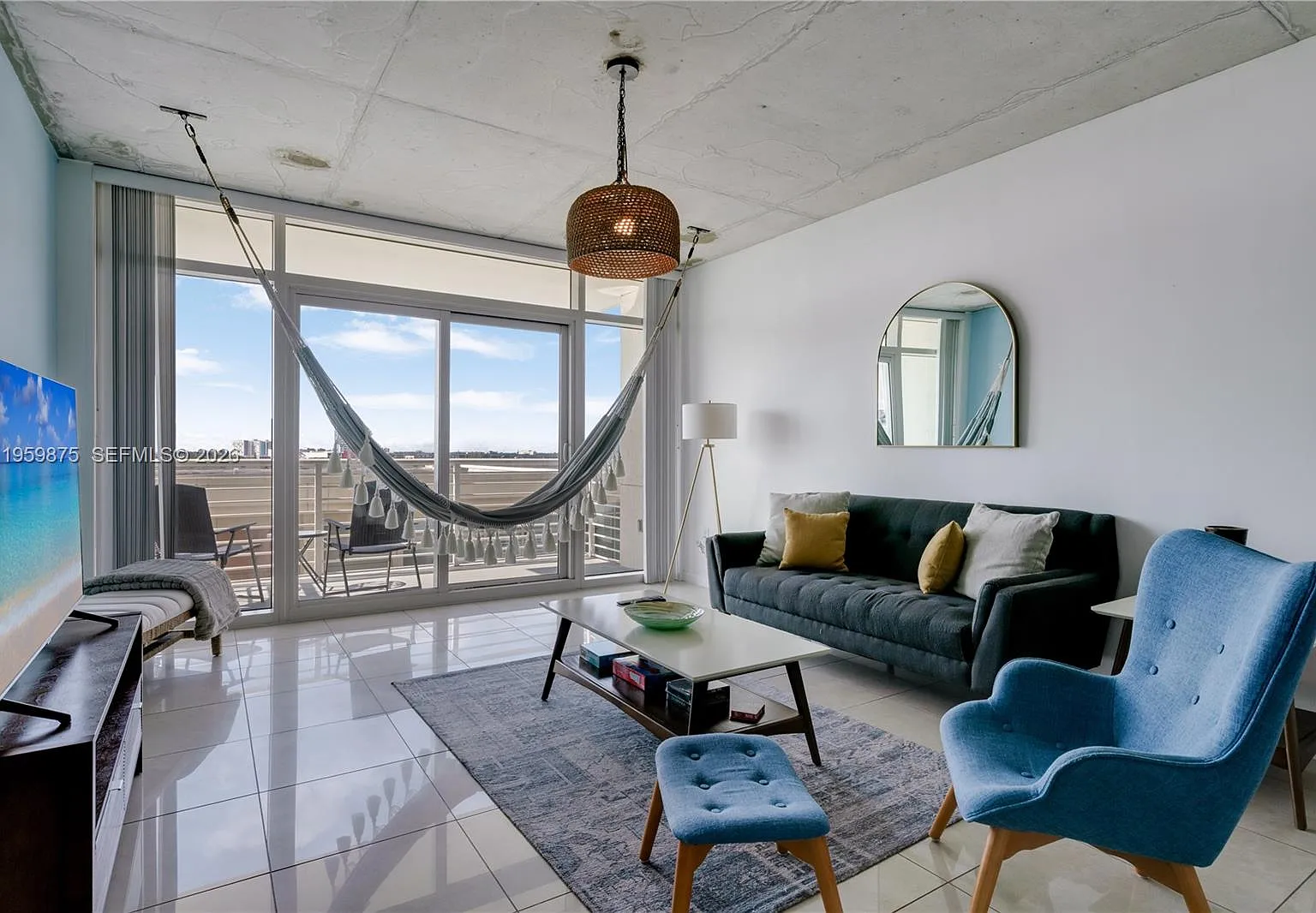Midblock Miami Condo — Photo 2