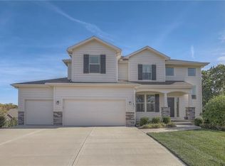 802 Canyon Ln, Lansing, KS 66043