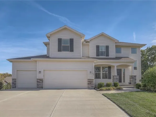 802 Canyon Ln, Lansing, KS 66043