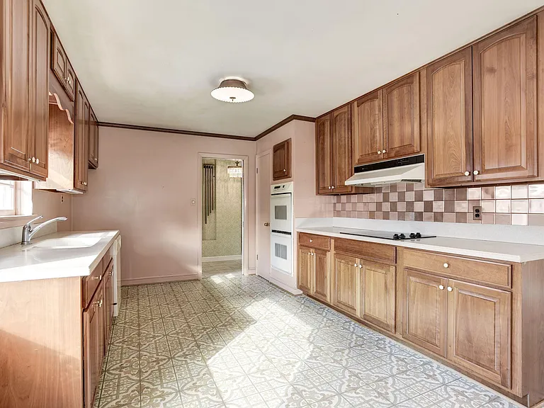 1429 Laburnum St — Photo 22