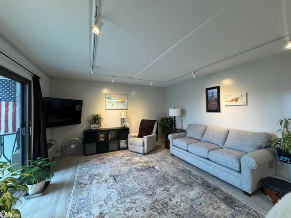 2700 N Shore Dr Unit 401, Clear Lake, IA 50428