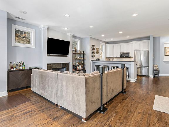 3rd image of 4543 N Malden St APT 1N
