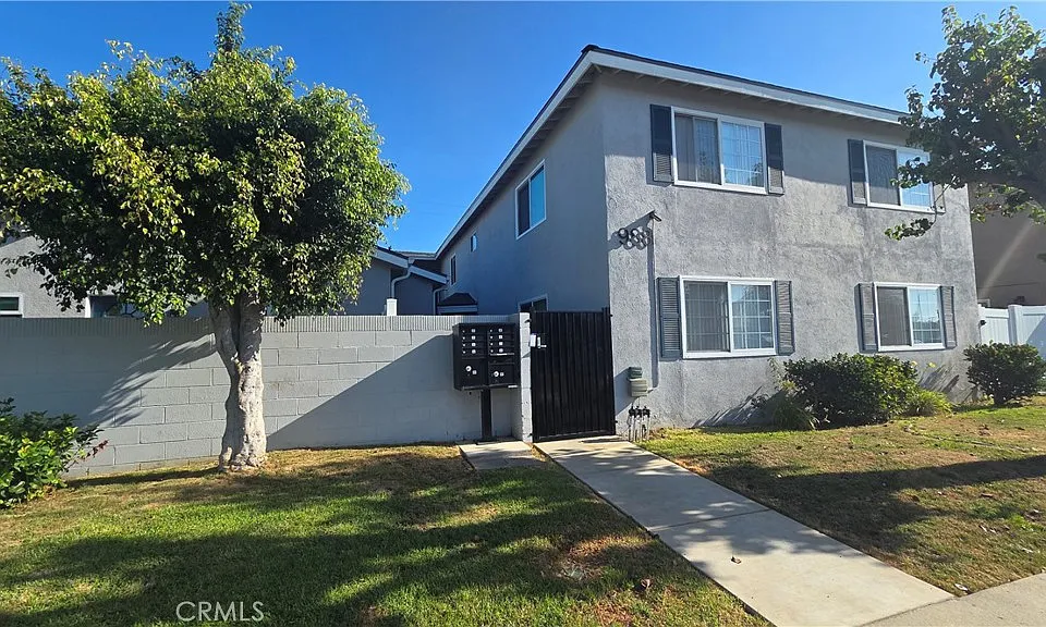988 El Camino Dr #203