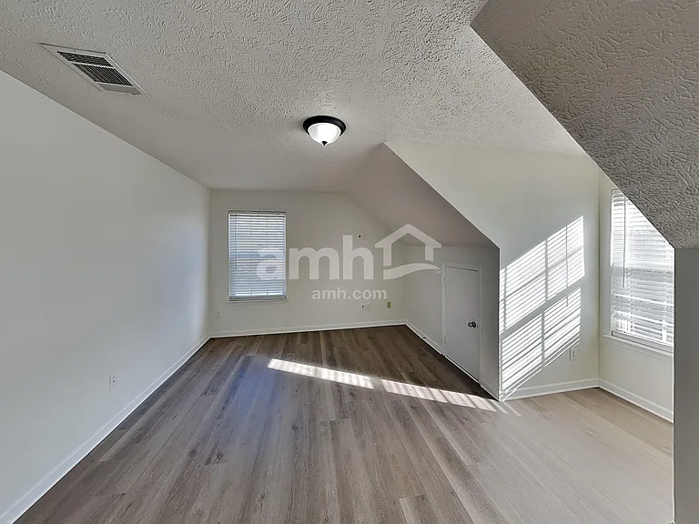 2126 Burgess Ln — Photo 13