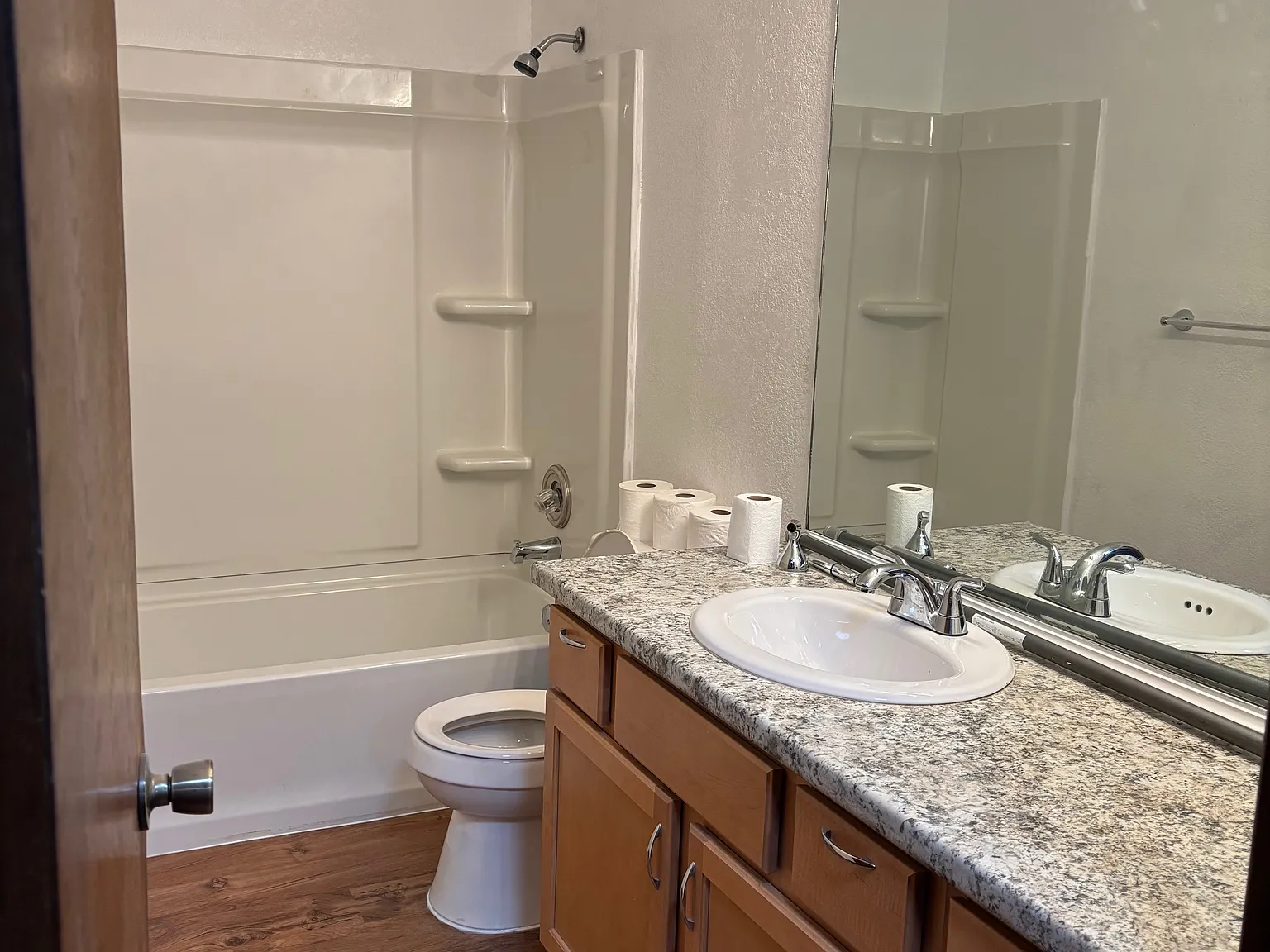 3 bed, 950 sqft, $1,900 — Photo 3