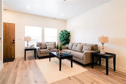 Building Photo - 220 N Spring Creek Pkwy #14
