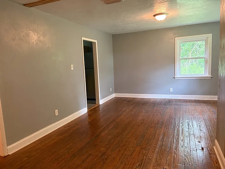 733 Putnam Dr — Photo 5