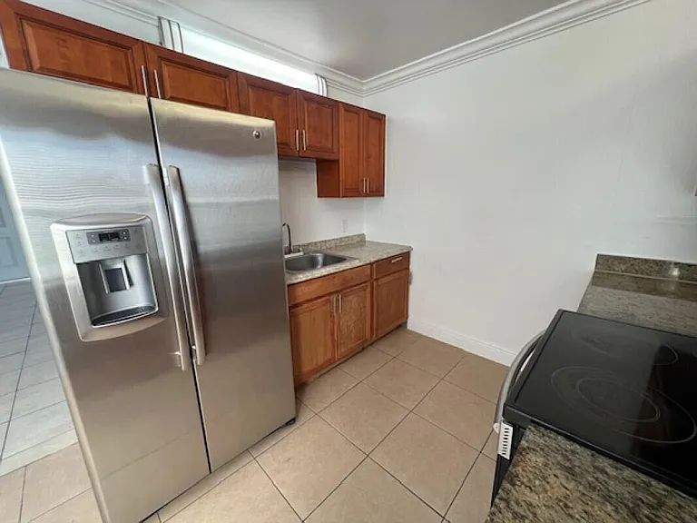809 9th St #5 — Photo 3