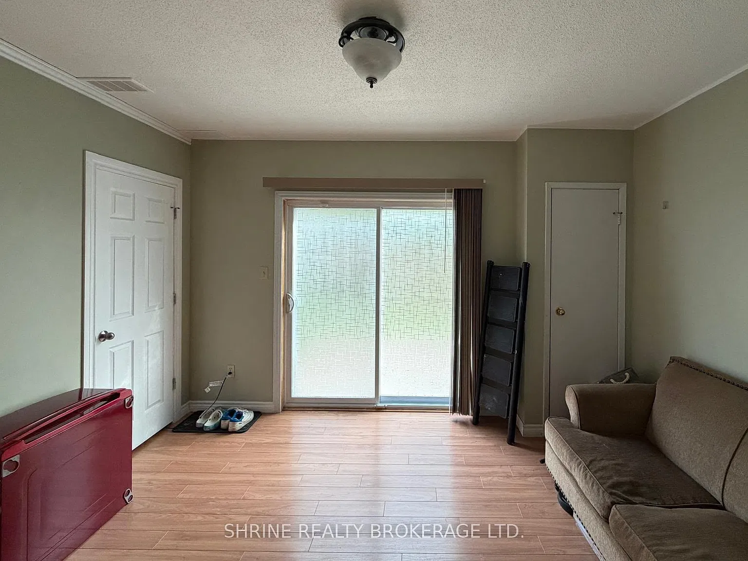 4 bed, $2,300 — Photo 2