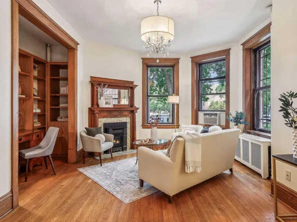 235 Arundel St APT 1, Saint Paul, MN 55102