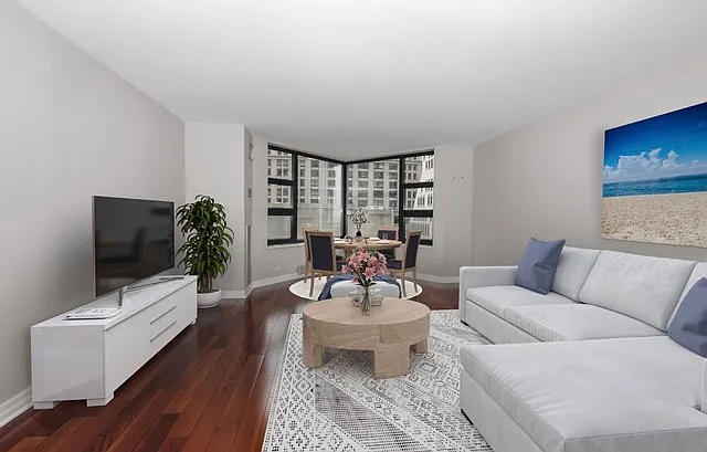 401 E Ontario St #903