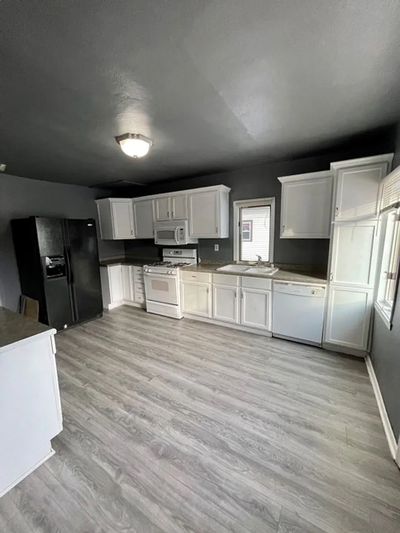 317 Grandview Ave - Duplex — Photo 2