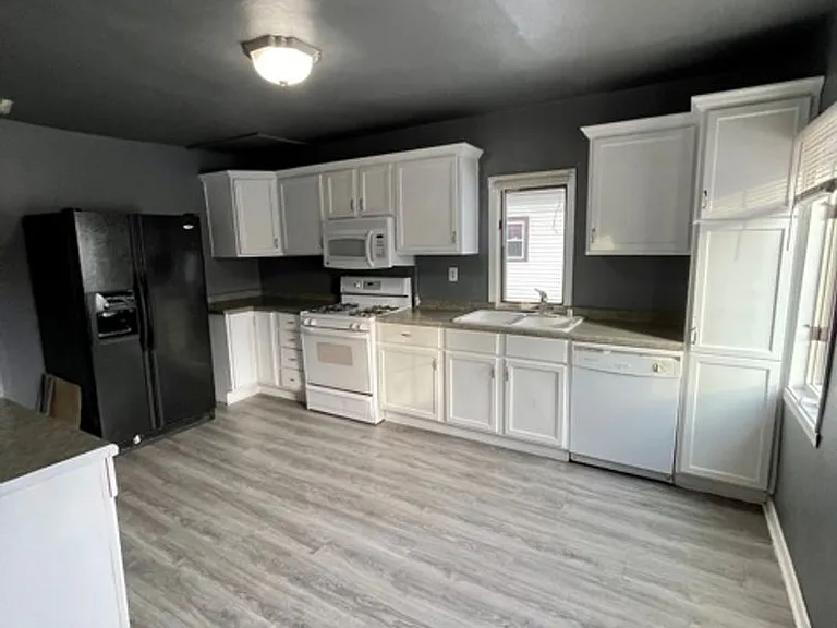 317 Grandview Ave — Photo 2