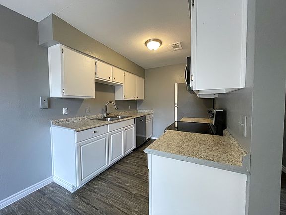 2nd image of 2101 Knoll Crest Dr