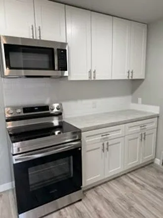 4 bed, 1300 sqft, $2,100 — Photo 3