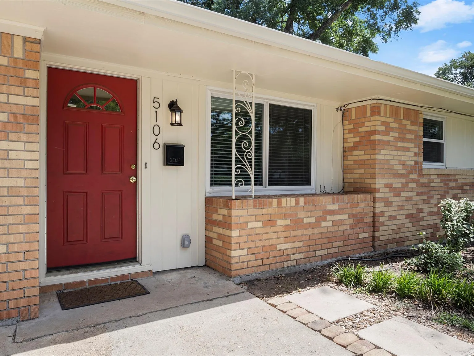 3 bed, 1.0 bath, 1184 sqft, $2,045 — Photo 1