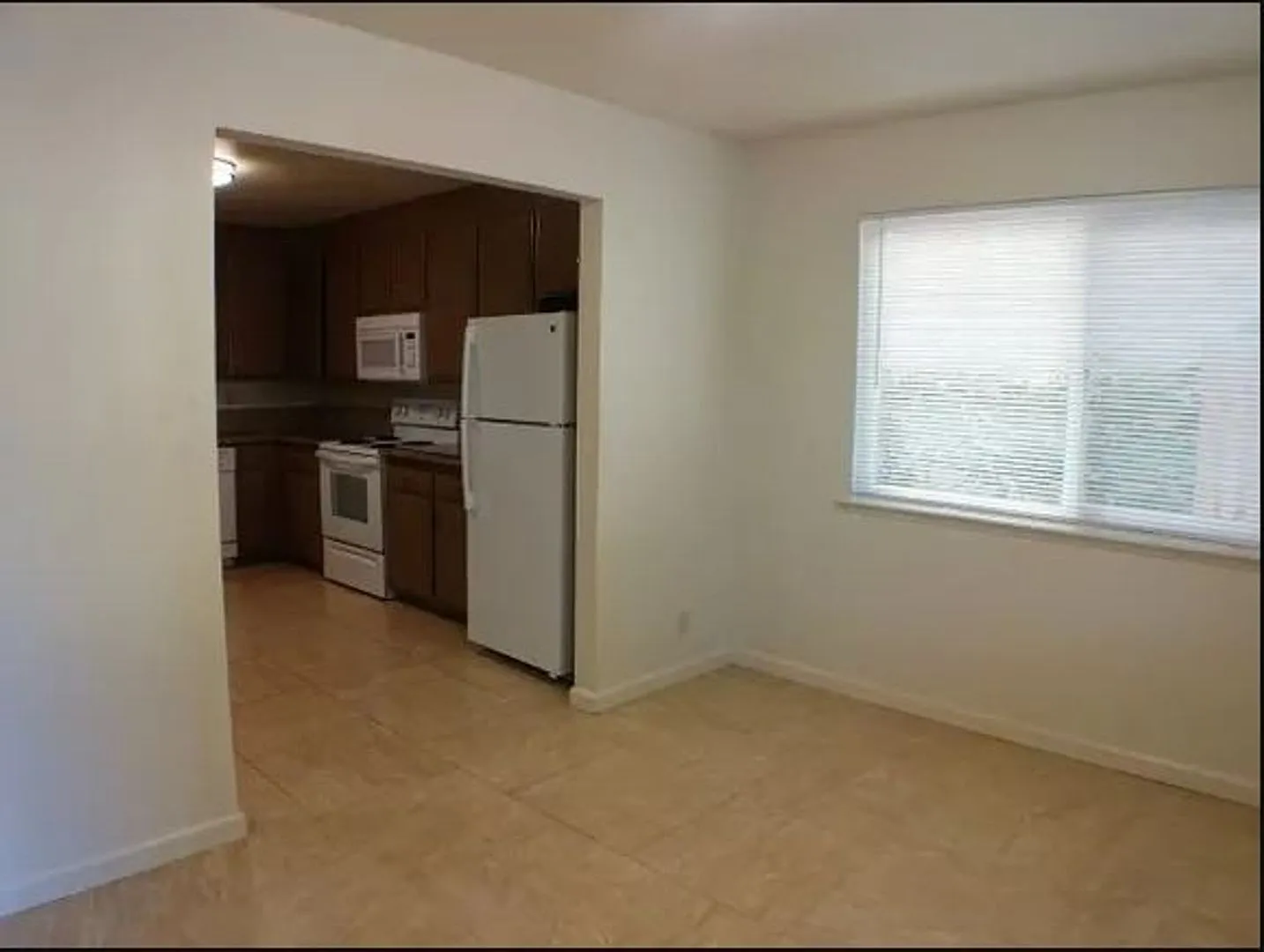 818 W 1st Street — Photo 3