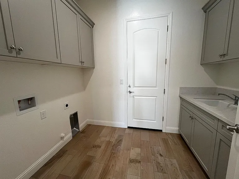 2112 Daffodil St — Photo 16