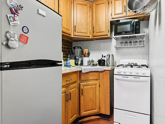 4th image of 122 W 74th St APT 1B