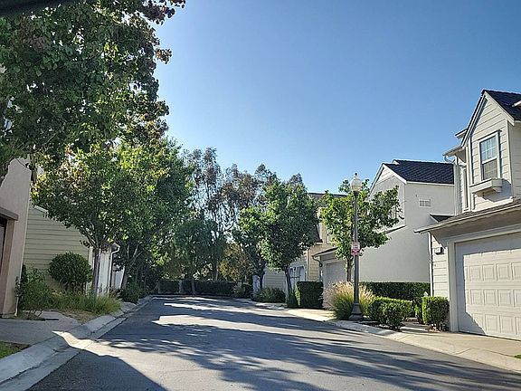 4th image of 27047 Edgewater Ln