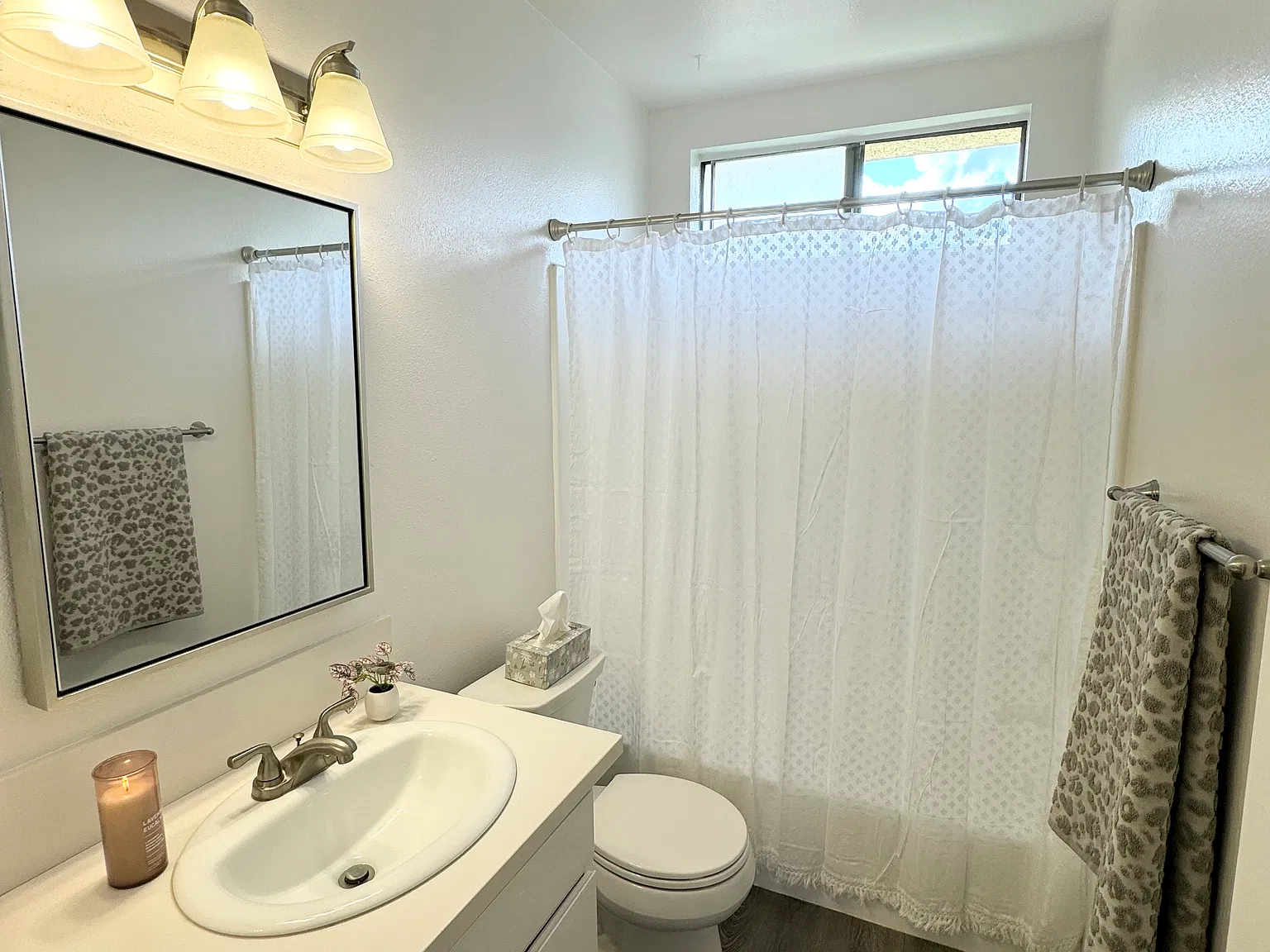 4747 Kester Avenue — Photo 4