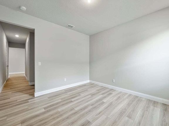 4th image of 6385 Cloverdale Avenue