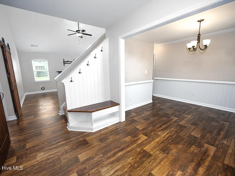 204 Gillcrest Ct — Photo 8