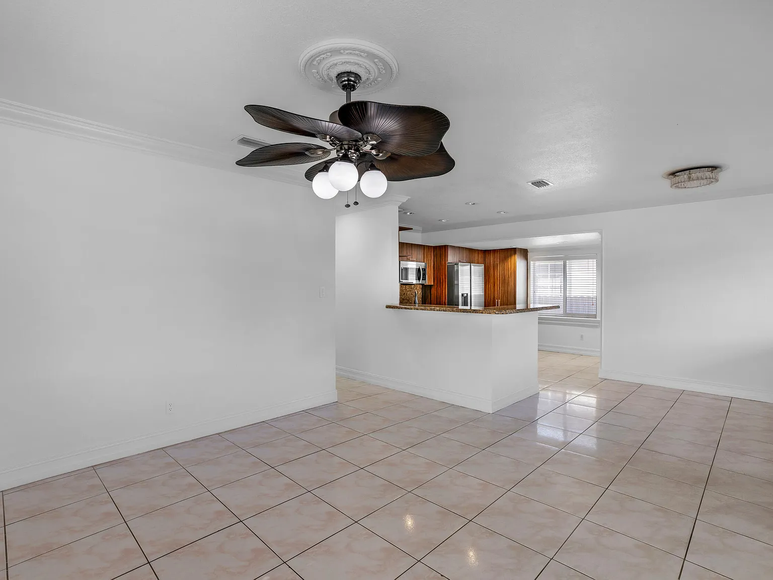 3 bed, 2.0 bath, 1940 sqft, $3,400 — Photo 2