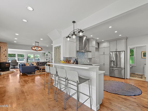 4th image of 1020 Simonds Rd
