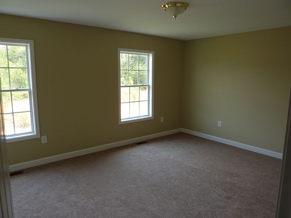 extra large bedrooms w/ walk in closets