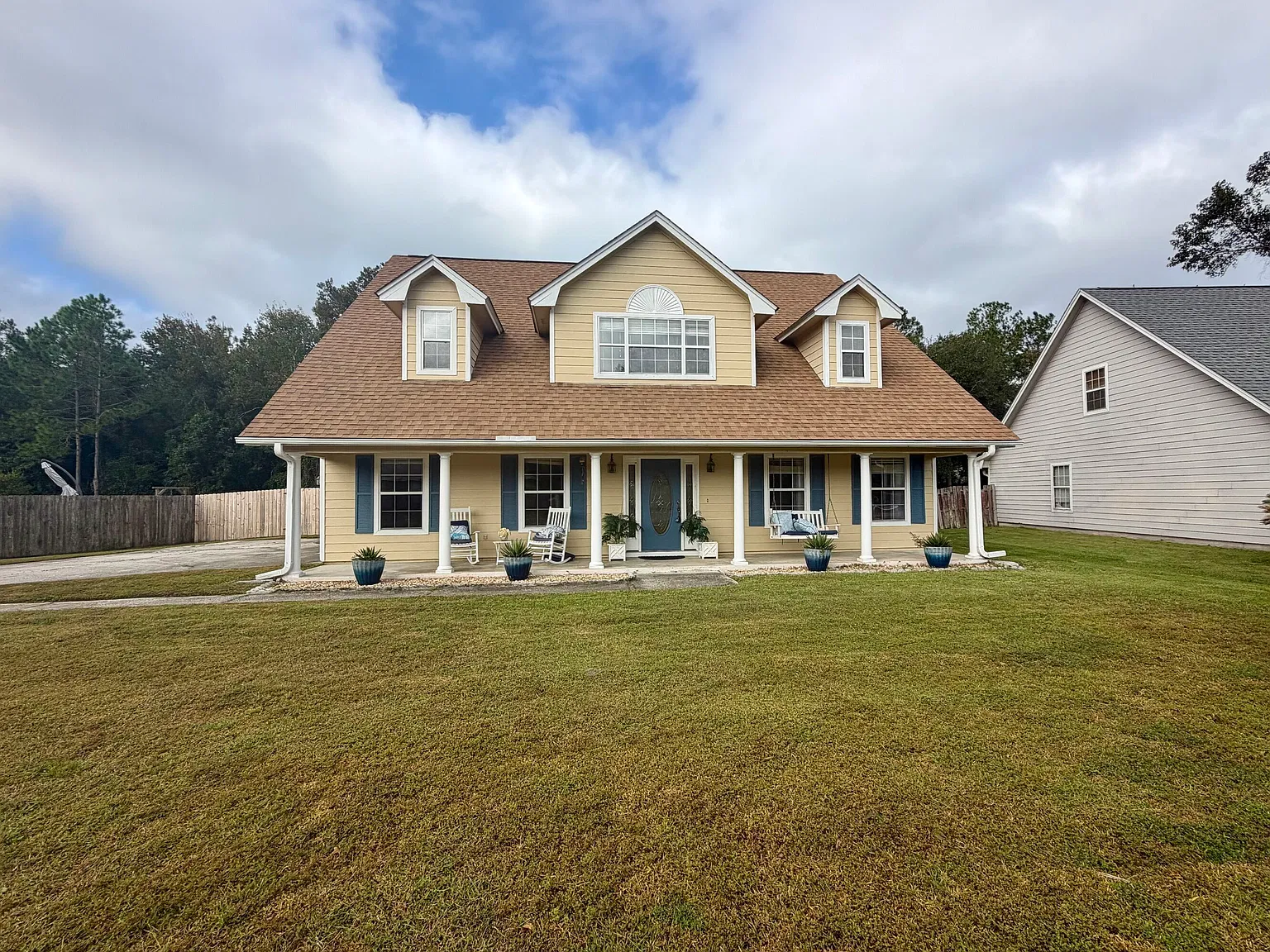 5 bed, 2.5 bath, 2373 sqft, $2,700 — Photo 1